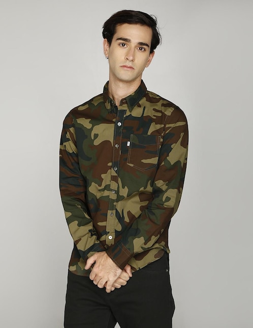 Camisa casual Levi's corte regular fit con verde militar diseño camuflaje