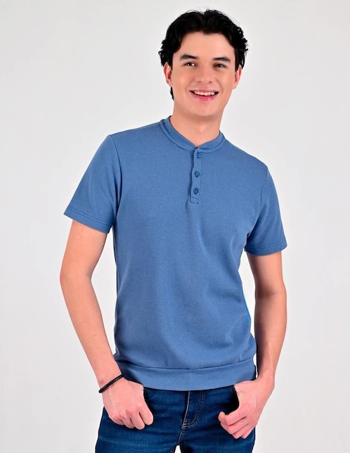 Playera cuello henley para hombre