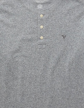 Playera American Eagle cuello henley para hombre