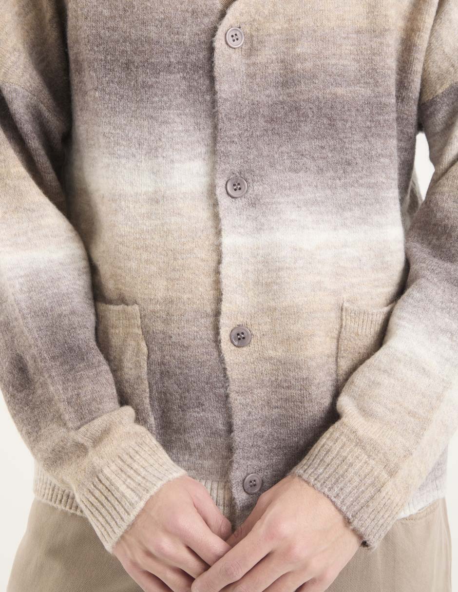 Suéter cuello V para hombre 4