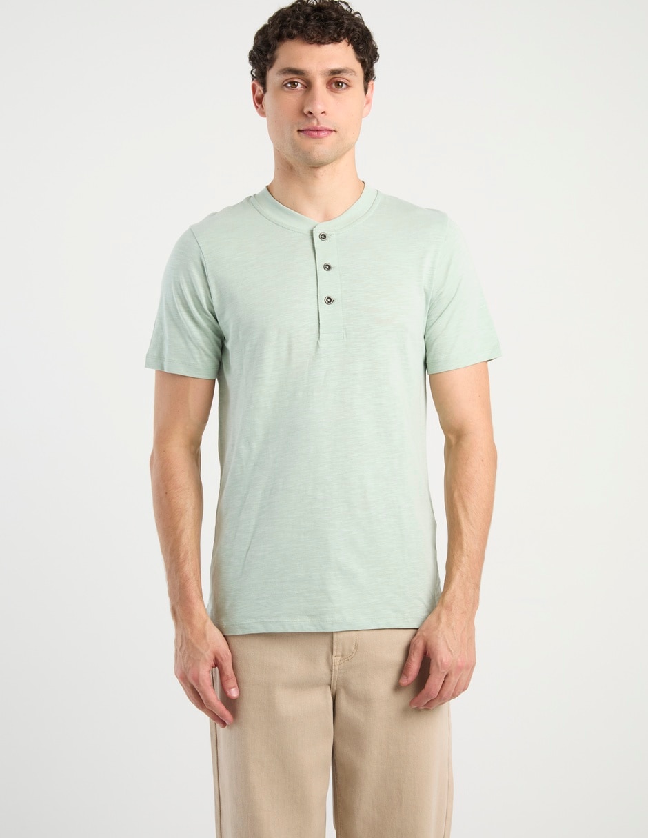 Playera cuello henley para hombre