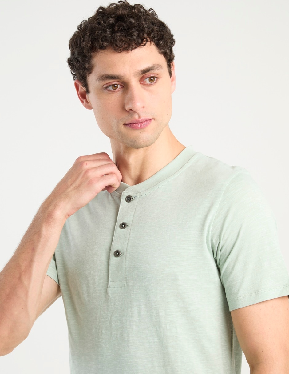 Playera cuello henley para hombre 4
