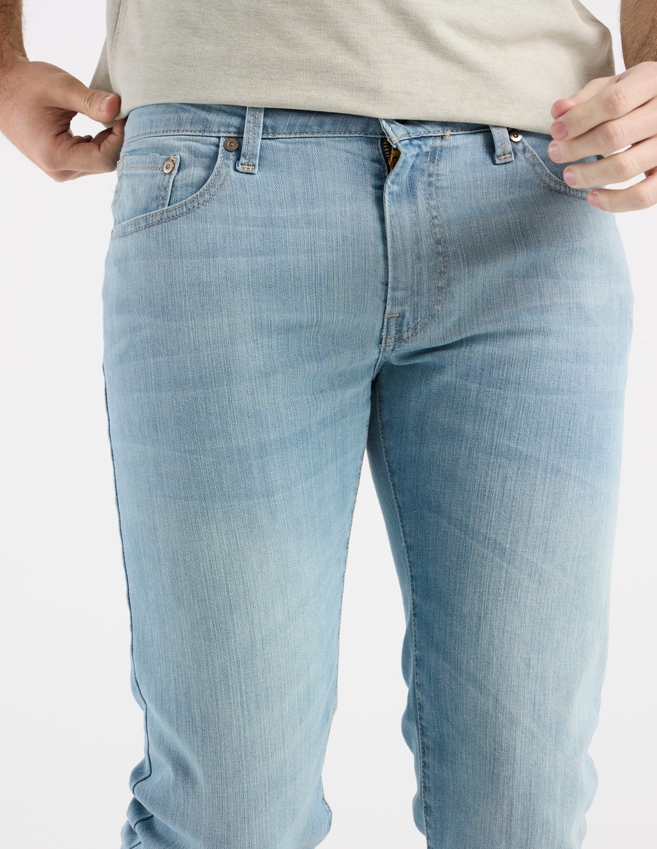 Jeans slim deslavado para hombre 4