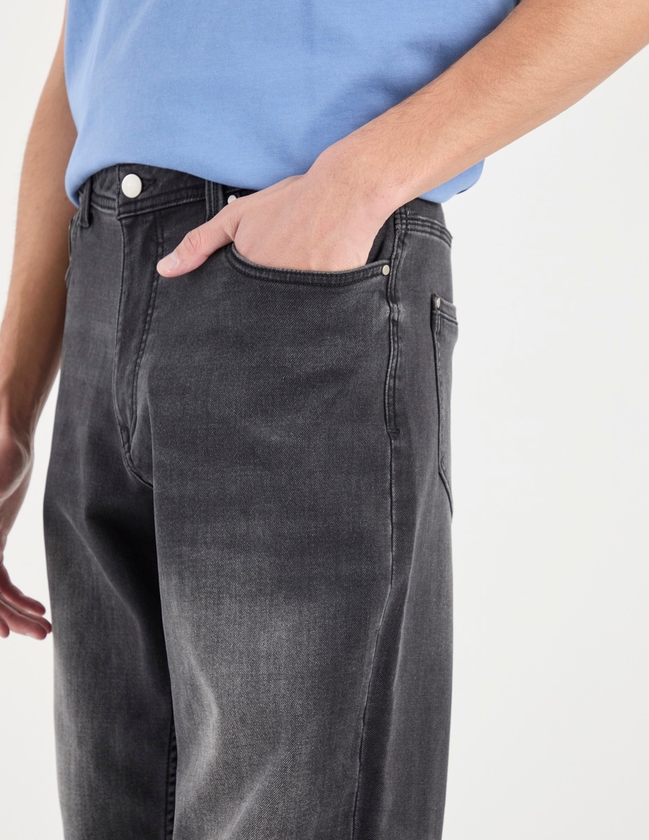 Jeans straight deslavado para hombre 4